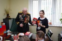 Контр-адмирал вручает книги воспоминаний  