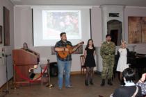 Семья Гуревичей исполняет песни военных лет